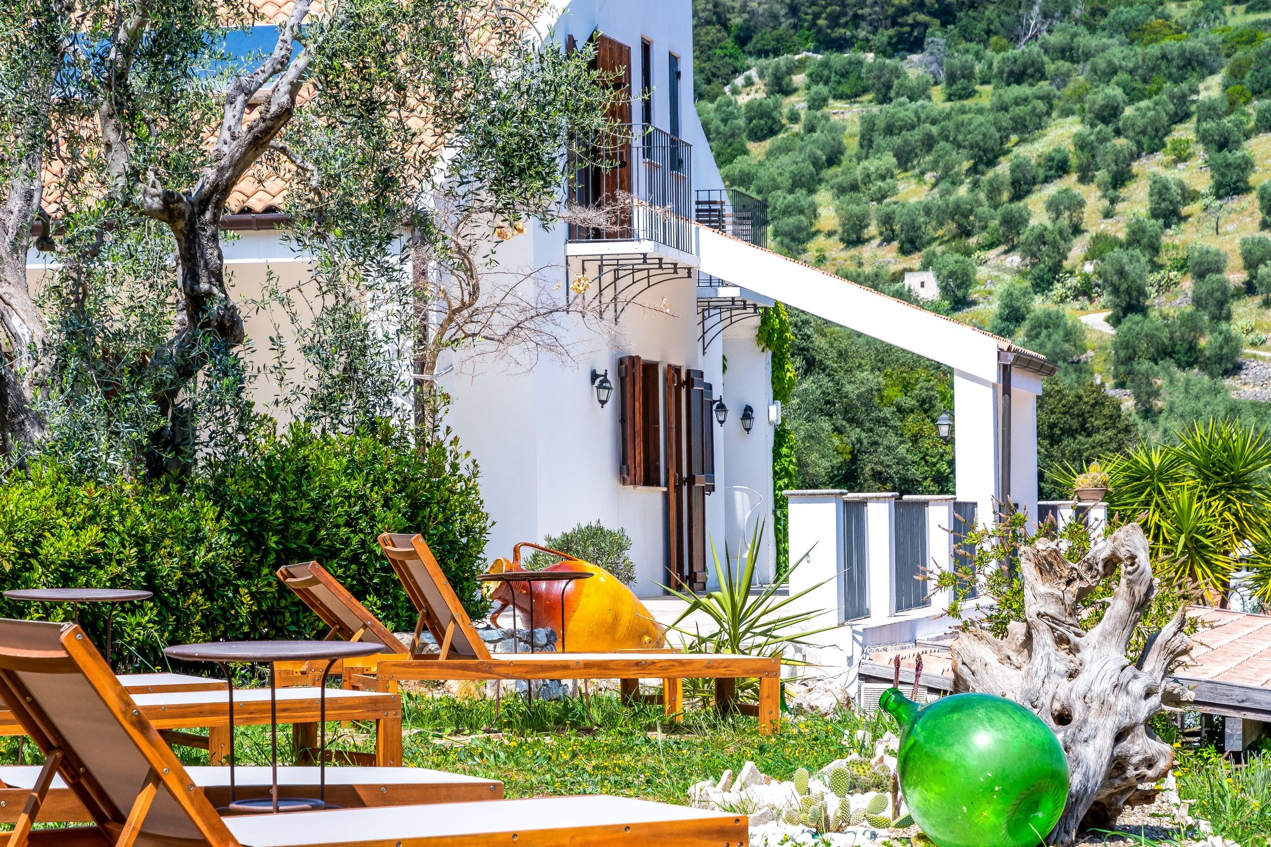 esterno con solarium del B&B Bed and Breakfast Shanti Home Restaurant a due passi dal mare a Vieste immerso nella natura nel Gargano in Puglia